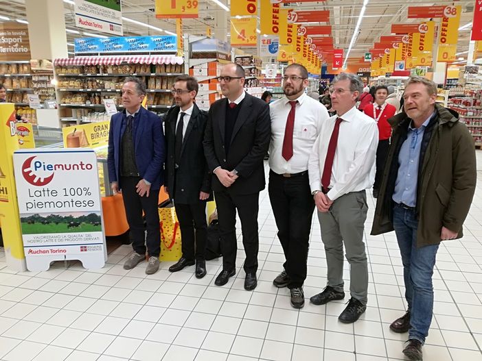 Piemunto, il latte piemontese trova spazio sui banconi dell'ipermercato (FOTO) Piemunto, il latte piemontese trova spazio sui banconi dell'ipermercato (FOTO)