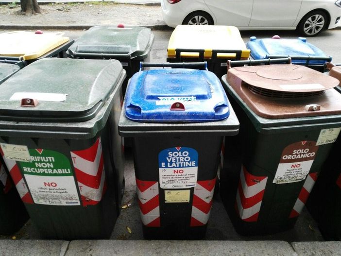 bidoni della raccolta differenziata dei rifiuti