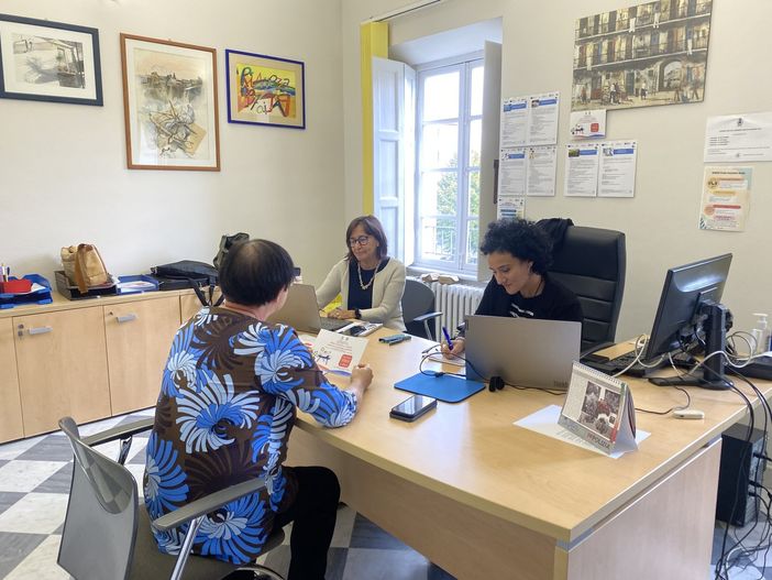 persone sedute a scrivanie persone sedute a scrivanie