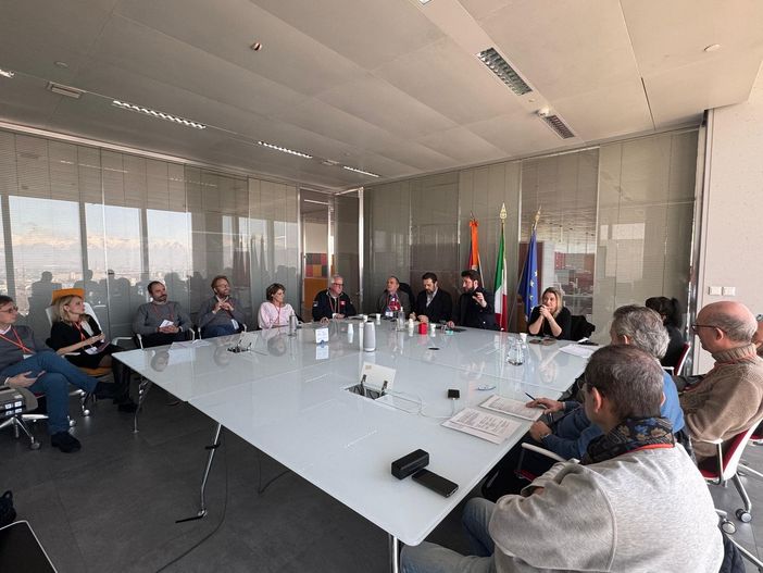 persone insieme attorno a un tavolo