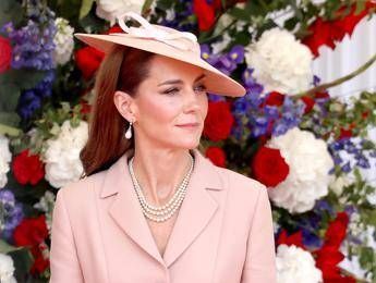 Kate Middleton omaggia la moda francese per la visita di Macron Kate Middleton omaggia la moda francese per la visita di Macron