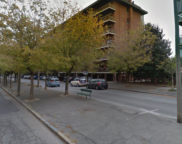 Venaria, la panchina della discordia: i condomini la fanno rimuovere, gli anziani la richiedono indietro