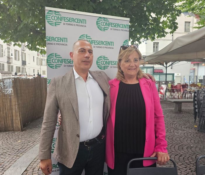 Due persone in primo piano, uomo e donna