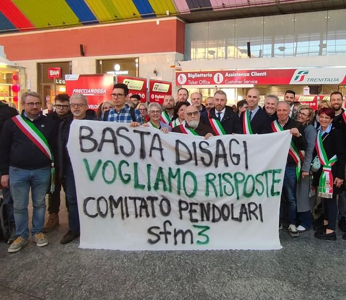 Protesta dei sindaci del territorio per i servizi del trasporto ferroviario locale Protesta dei sindaci del territorio per i servizi del trasporto ferroviario locale