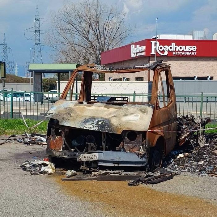 Il camion bruciato