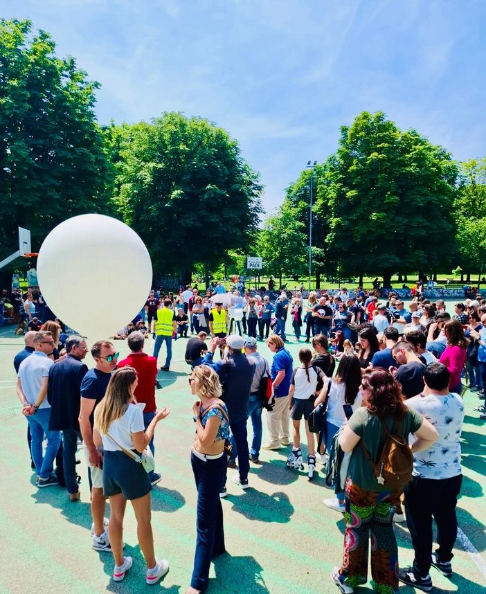 Collegno 'decolla' con Cubehub, il primo pallone robot lanciato nella stratosfera Collegno 'decolla' con Cubehub, il primo pallone robot lanciato nella stratosfera