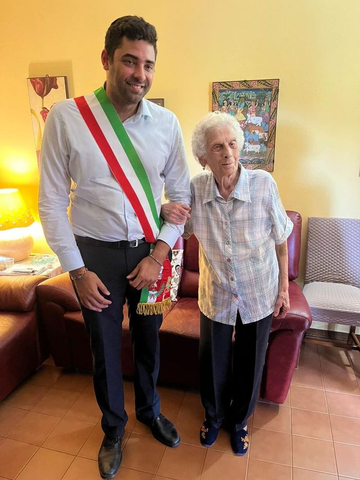 Grugliasco, la città fa gli auguri a Nonna Nelda Cardo per i suoi 100 anni Grugliasco, la città fa gli auguri a Nonna Nelda Cardo per i suoi 100 anni