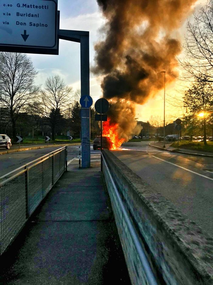 Auto in fiamme a Venaria: illeso il conducente (FOTO) Auto in fiamme a Venaria: illeso il conducente (FOTO)
