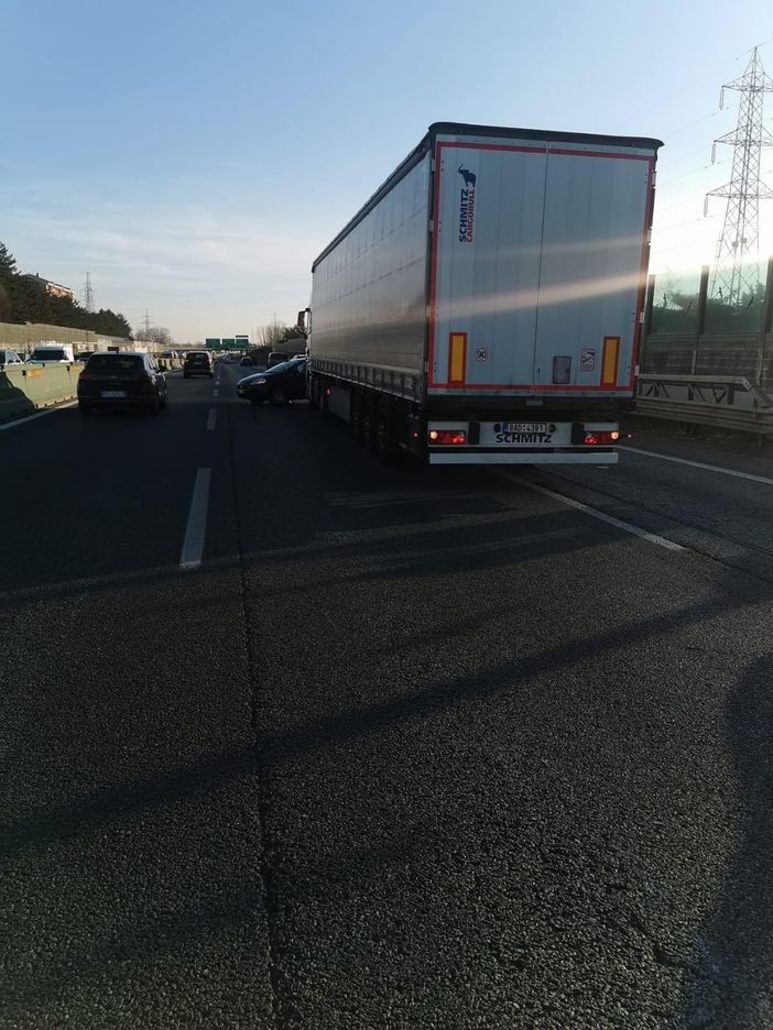 incidente all'altezza di Collegno tra un tir e un'auto incidente all'altezza di Collegno tra un tir e un'auto