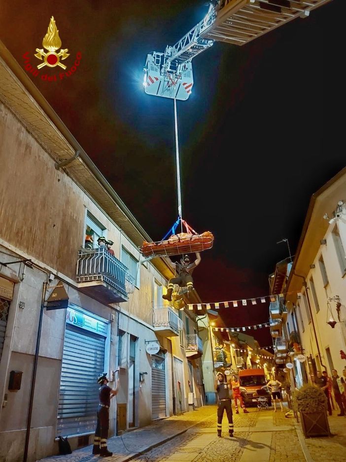 Druento, Vigili del fuoco aiutano il 118 nel trasporto di una paziente Druento, Vigili del fuoco aiutano il 118 nel trasporto di una paziente