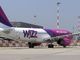 Volo Wizz Air per Atene, il Boeing decolla a due secondi dal disastro: svelato l’errore dei piloti a Luton