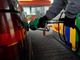 Tregua Iran-Usa e caro carburanti, per il calo dei prezzi bisognerà aspettare