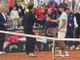 Roland Garros, la semifinale non si gioca? Cobolli si allena con un tifoso sul Centrale
