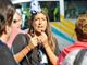 Guida turistica con turisti intorno