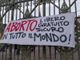 Manifesto pro aborto appeso a un cancello Manifesto pro aborto appeso a un cancello