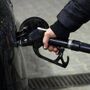 Taglio accise carburanti, cosa prevede il decreto