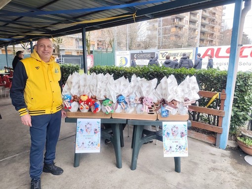 Il presidente Franco Mesiano con le uova benefiche Il presidente Franco Mesiano con le uova benefiche