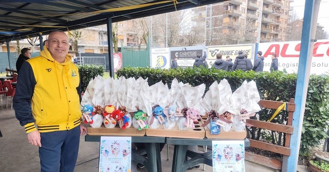 Il presidente Franco Mesiano con le uova benefiche Il presidente Franco Mesiano con le uova benefiche