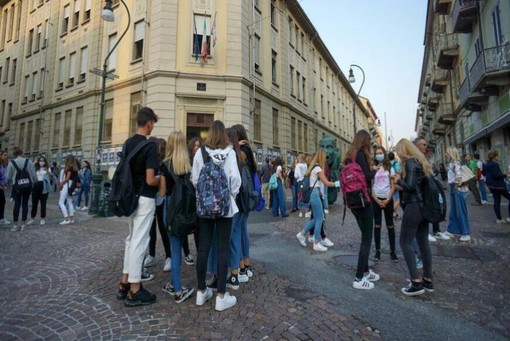 Studenti all'esterno di una scuola