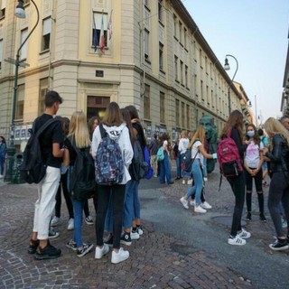 Studenti all'esterno di una scuola