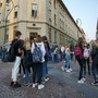Studenti all'esterno di una scuola