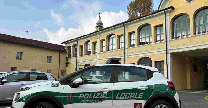 Una vettura della Polizia locale di Grugliasco Una vettura della Polizia locale di Grugliasco