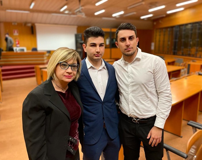 Alex con la mamma e il fratello maggiore Loris