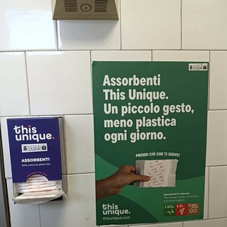 A Collegno dispenser gratuiti di assorbenti nelle scuole e nelle sedi comunali