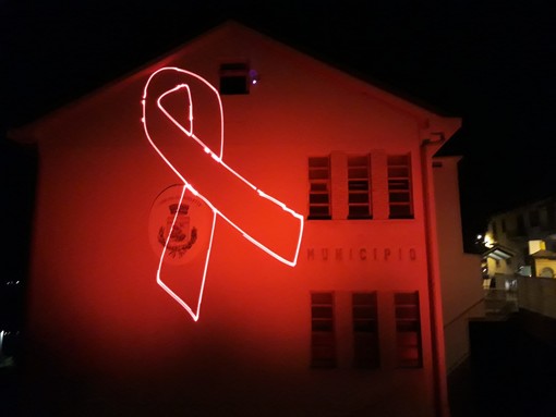 Lotta alla violenza sulle donne, la città di Caselette si è tinta di rosso [FOTO]
