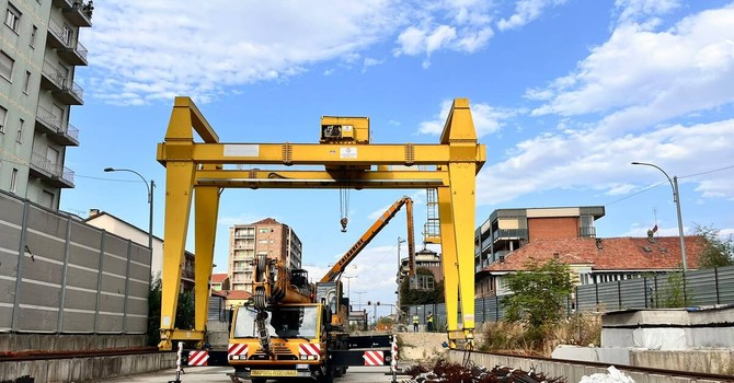 Collegno, avviati i lavori di smantellamento del carroponte lungo corso Francia Collegno, avviati i lavori di smantellamento del carroponte lungo corso Francia