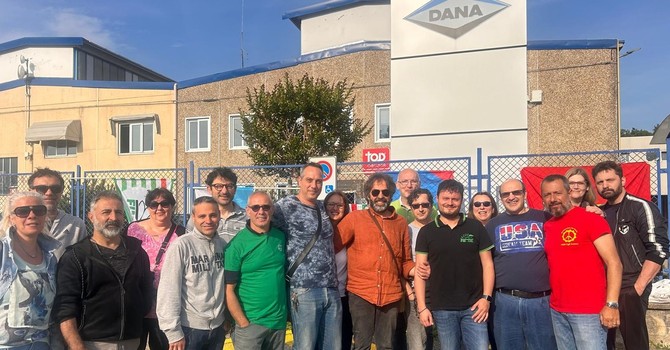 Nella foto d'archivio un'iniziativa sindacale di fronte ai cancelli dello stabilimento sommarivese Nella foto d'archivio un'iniziativa sindacale di fronte ai cancelli dello stabilimento sommarivese