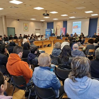 Collegno, studenti e cittadini a colloquio con le aziende: successo per "Destinazione Lavoro"