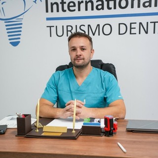 Il coraggio di sorridere oltre confine: l'eccellenza italiana dell'implantologia sbarca in Romania