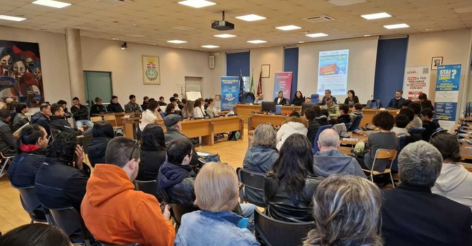 Collegno, studenti e cittadini a colloquio con le aziende: successo per "Destinazione Lavoro"