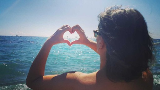 Mani con cuore per la Giornata mondiale della gentilezza