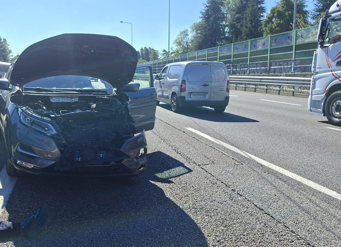 Altro incidente sulla tangenziale: 3 persone ferite e circolazione paralizzata Altro incidente sulla tangenziale: 3 persone ferite e circolazione paralizzata