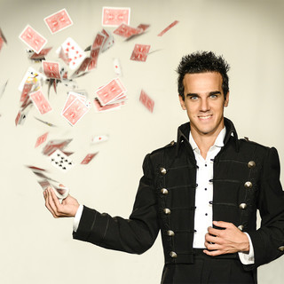 Luca Bono, l'illusionista protagonista dello show alla Casa del Teatro Ragazzi e Giovani
