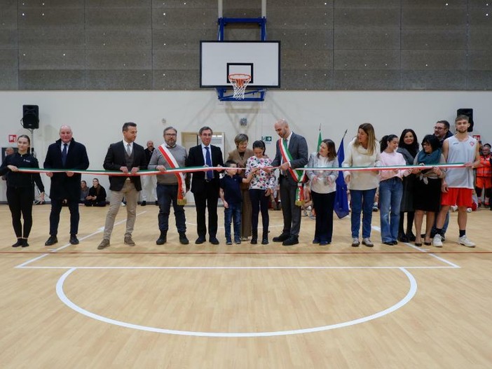 Collegno, alla scuola Matteotti inaugurata la palestra con le famiglie di Borgata Paradiso e con le associazioni