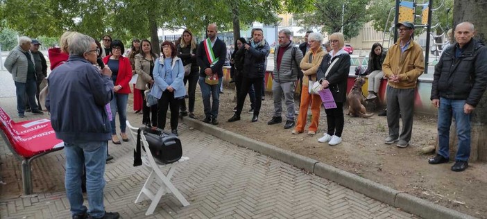 Una panchina rossa a Collegno per non dimenticare le vittime di femminicidio Una panchina rossa a Collegno per non dimenticare le vittime di femminicidio