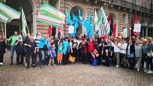 &quot;Vogliamo lo stipendio da Manital&quot;: lavoratori delle pulizie in presidio davanti alla Prefettura di Torino (FOTO e VIDEO)