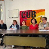 Paola Catone (al centro) con l'avvocato Simone Bisacca (a fianco)