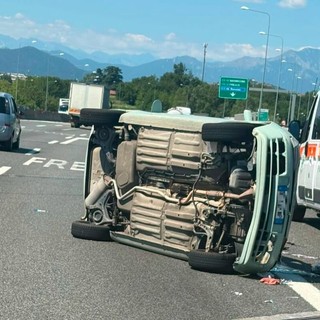 Auto ribaltata in tangenziale: due feriti, forti ripercussioni sul traffico