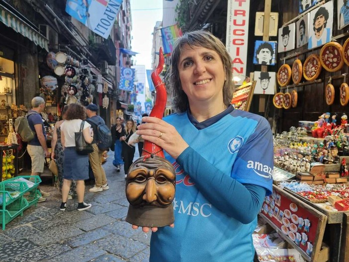 Stringere un cornetto come antidoto alla sfortuna