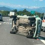 Auto ribaltata in tangenziale: due feriti, forti ripercussioni sul traffico Auto ribaltata in tangenziale: due feriti, forti ripercussioni sul traffico