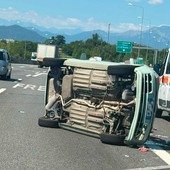 Auto ribaltata in tangenziale: due feriti, forti ripercussioni sul traffico