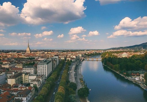 Panorama di Torino primaverile dal Po