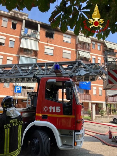 Collegno, cantina in fiamme in viale Partigiani: evacuata una palazzina, una ventina di intossicati