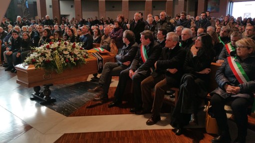 Una folla commossa al funerale dell'ex sindaco di Borgaro Barrea, Gambino:&quot;Con la tua scomparsa mi sento ancora più solo&quot;