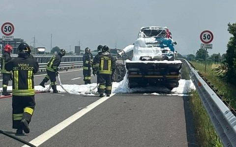 Carro attrezzi prende fuoco sul raccordo Torino-Pinerolo: l'intervento dei pompieri