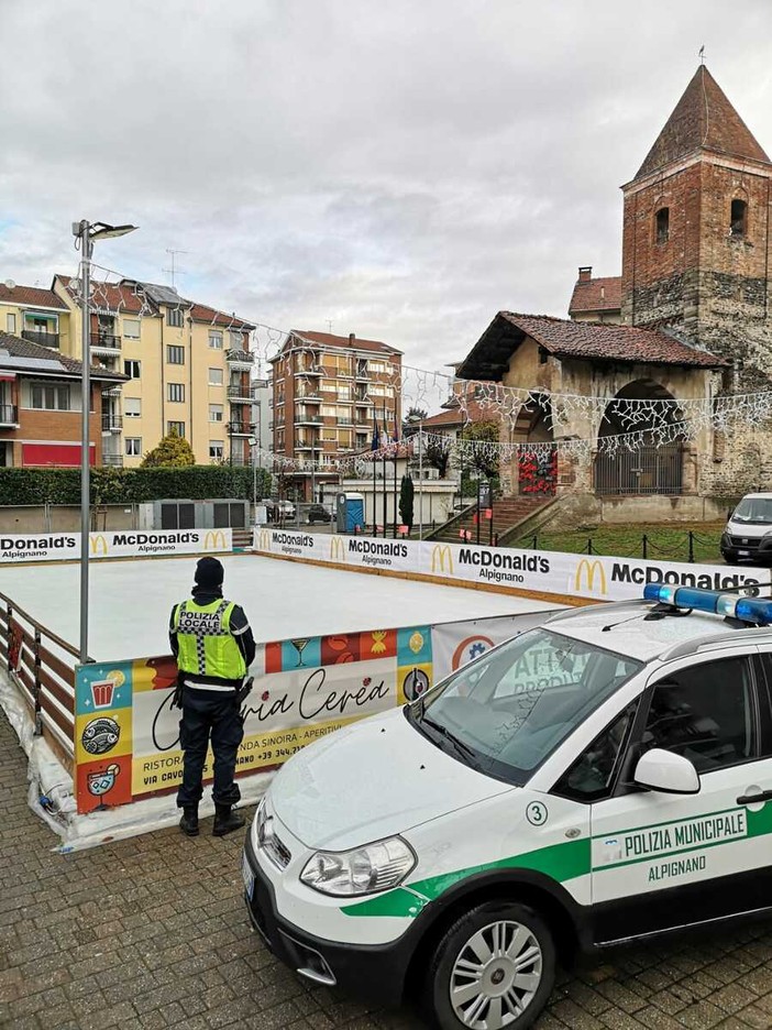 La pista da pattinaggio ripristinata dopo il danneggiamento La pista da pattinaggio ripristinata dopo il danneggiamento